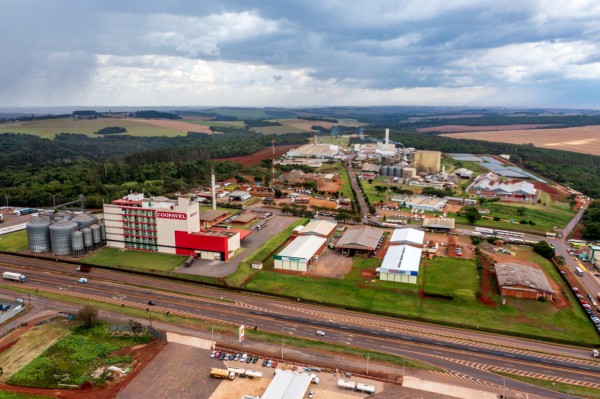 Área industrial da Coopavel, às margens da BR-277 na saída para Curitiba